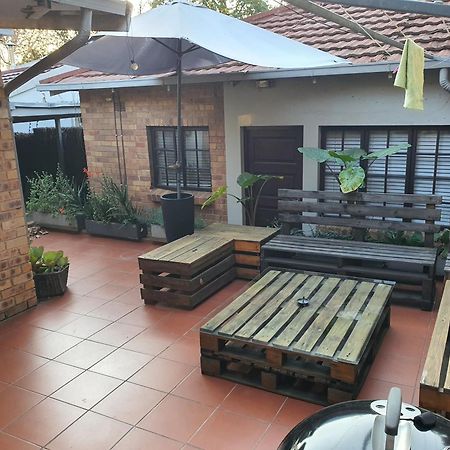 Happy Colourful Cottage Johannesburg Exterior photo